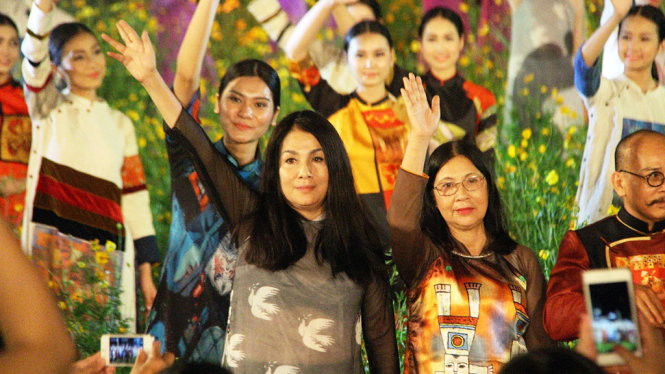 Nhà thiết kế Minh Hạnh (ở giữa bên phải) cùng vợ của cố họa sĩ Bửu Chỉ (bên trái)