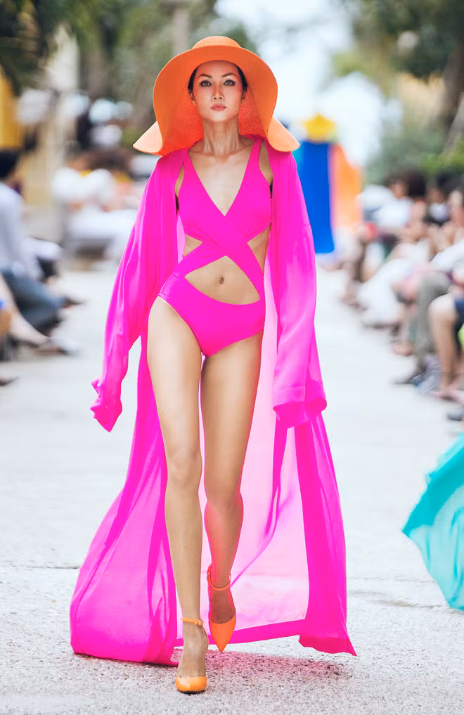  Những mẫu bikini mang đậm tính chất xa hoa của giới thượng lưu cũng được khai thác trong BST lần này.