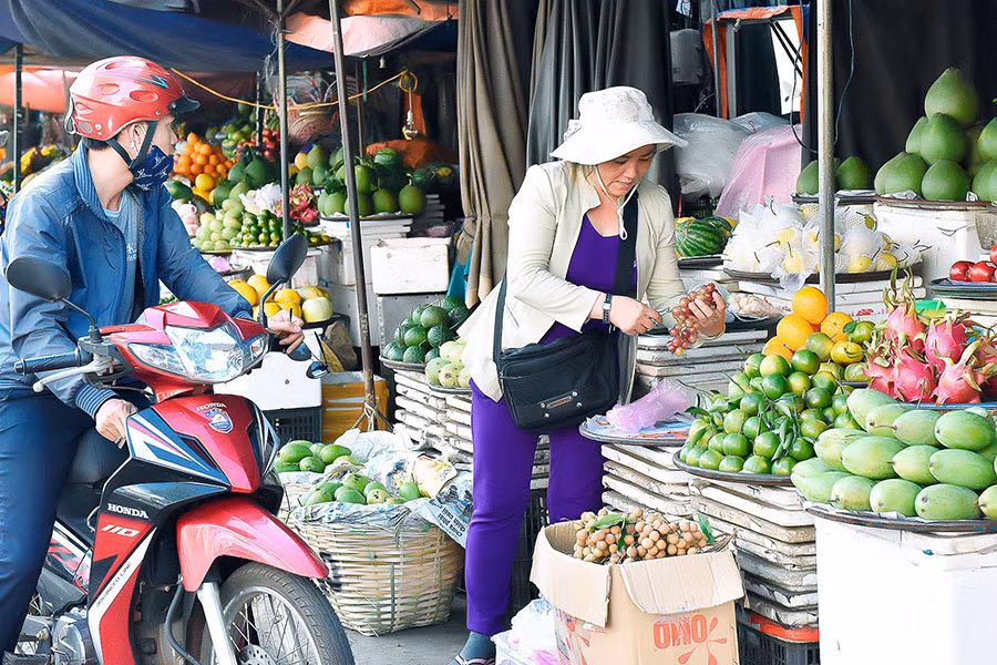 Mặt hàng trái cây tại Trung tâm Thương mại Pleiku. Ảnh: Đức Thụy