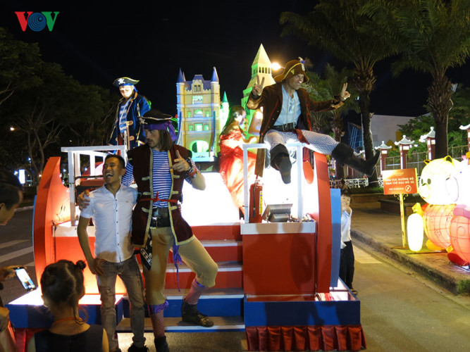 Người dân Đà Nẵng hào hứng chụp ảnh với các nghệ sỹ quốc tế. Người dân Đà Nẵng hào hứng chụp ảnh với các nghệ sỹ quốc tế.