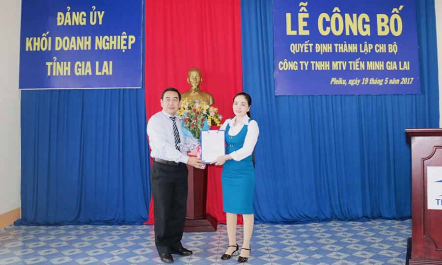 Bí thư Đảng ủy Khối trao Quyết định thành lập chi bộ Công ty THHH một thành viên Tiến Minh Gia Lai. Ảnh: H.T  Bí thư Đảng ủy Khối trao Quyết định thành lập chi bộ Công ty THHH một thành viên Tiến Minh Gia Lai. Ảnh: H.T