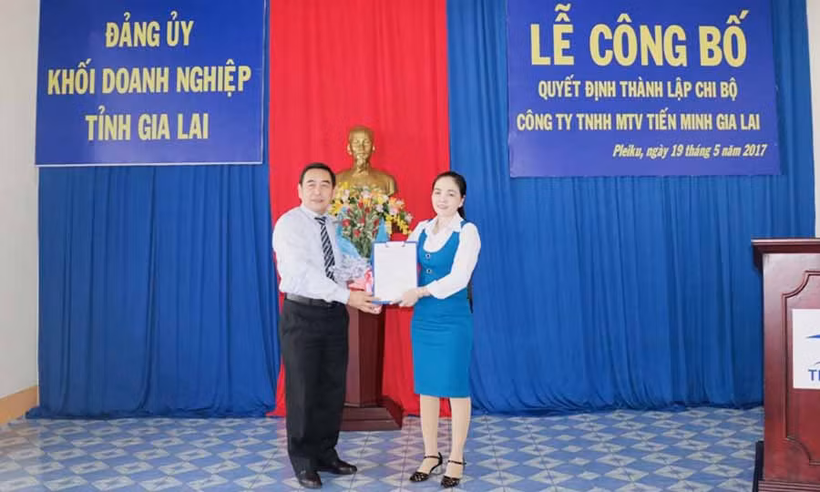  Bí thư Đảng ủy Khối trao Quyết định thành lập chi bộ Công ty THHH một thành viên Tiến Minh Gia Lai. Ảnh: H.T
