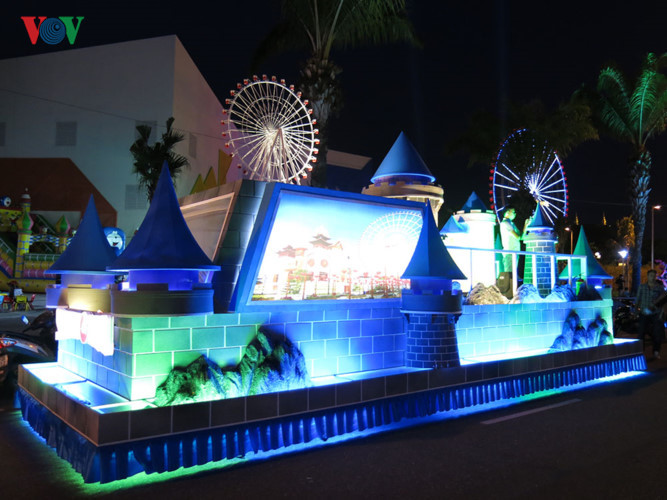 Xe hoa của Tập đoàn Mặt trời- đơn vị tổ chức lễ hội. Xe hoa của Tập đoàn Mặt trời- đơn vị tổ chức lễ hội.