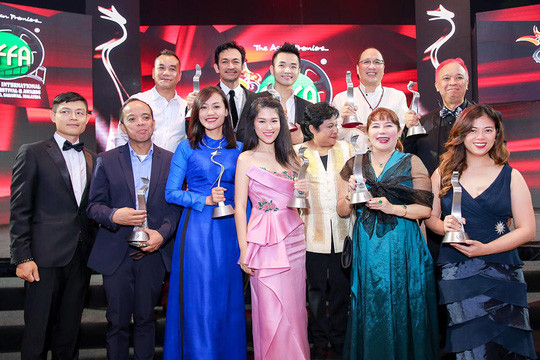 Đoàn phim Việt Nam chụp ảnh cùng nghệ sĩ quốc tế thắng giải. Đoàn phim Việt Nam chụp ảnh cùng nghệ sĩ quốc tế thắng giải.