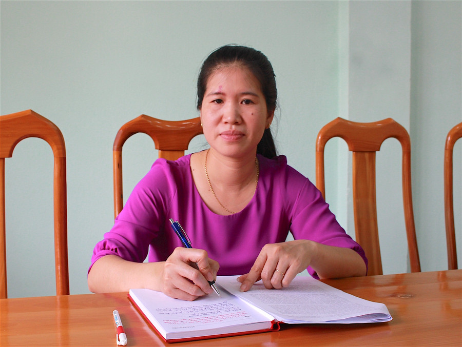 Với cô giáo Nguyệt, học Bác phải bắt đầu từ những điều giản dị nhất. Ảnh: Hồng Thi