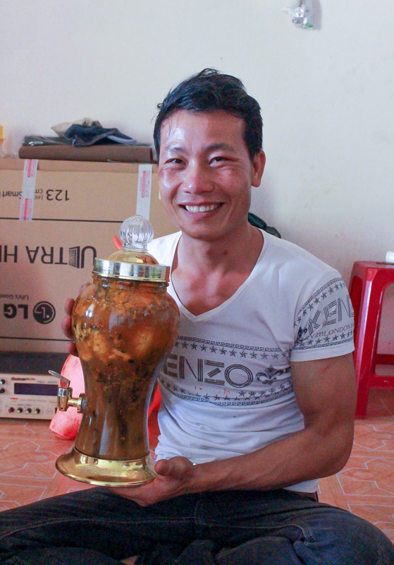Anh Hưởng khoe bình rượu nhung hươu mật ong mà mình đang ngâm cho khách. Ảnh: Hồng Thi Anh Hưởng khoe bình rượu nhung hươu mật ong mà mình đang ngâm cho khách. Ảnh: Hồng Thi