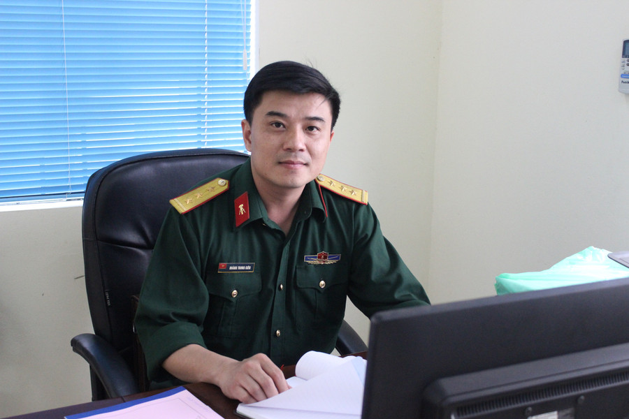 Thượng úy Hoàng Trung Kiên- người đang phụ trách công trình chế tạo "áo giáp" cho xe tăng. Thượng úy Hoàng Trung Kiên- người đang phụ trách công trình chế tạo