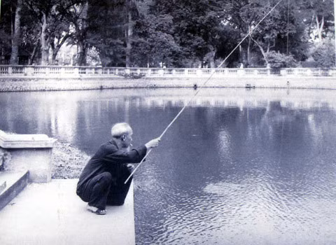 Những lúc rảnh rỗi, Bác Hồ lại ngồi câu cá bên ao cá cạnh Nhà sàn. (Ảnh tư liệu)