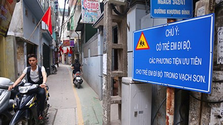 Làn đường ưu tiên trẻ em đi bộ ở đường Khương Đình. Làn đường ưu tiên trẻ em đi bộ ở đường Khương Đình.