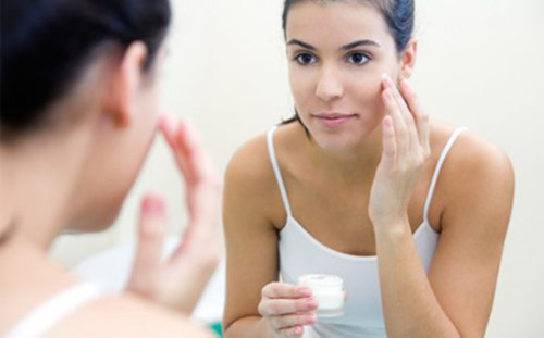 Cần kiểm tra làn da thường xuyên để phát hiện những dấu hiệu lạ Cần kiểm tra làn da thường xuyên để phát hiện những dấu hiệu lạ