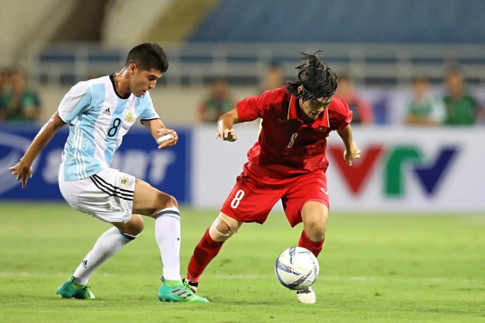 Tuấn Anh thi đấu đầy nỗ lực nhưng không thể ghi dấu ấn trong cuộc đọ sức với U20 Argentina tối nay. Tuấn Anh thi đấu đầy nỗ lực nhưng không thể ghi dấu ấn trong cuộc đọ sức với U20 Argentina tối nay.