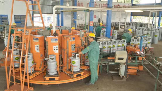 Giá gas giảm 23.000 đồng/ bình 12 kg từ ngày 1-5-2017.