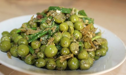 Món cà đắng xào với cá khô.