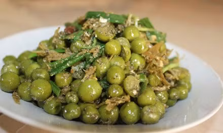 Món cà đắng xào với cá khô.