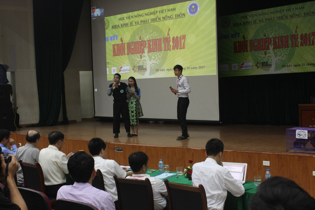 Các thí sinh trong trang phục dân tộc thuyết trình dự án Các thí sinh trong trang phục dân tộc thuyết trình dự án