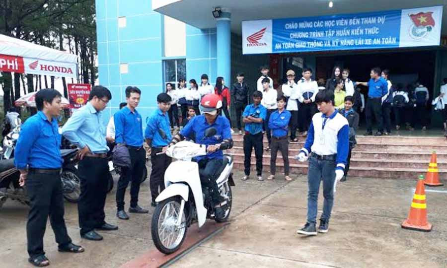 Hướng dẫn kỹ năng lái xe an toàn cho đoàn viên, thanh niên. Ảnh: H.T  Hướng dẫn kỹ năng lái xe an toàn cho đoàn viên, thanh niên. Ảnh: H.T