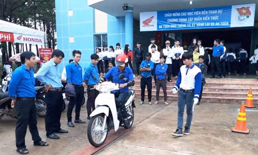  Hướng dẫn kỹ năng lái xe an toàn cho đoàn viên, thanh niên. Ảnh: H.T