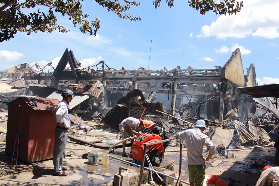  Hiện trường vụ cháy chợ trung tâm huyện Kbang vào rạng sáng 19-7-2016. Ảnh: K.N.B