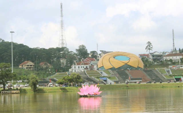 Mỗi đài sen được cố định cách nhau 150 mét, kéo dài khoảng 1.000 mét trên mặt hồ Xuân Hương