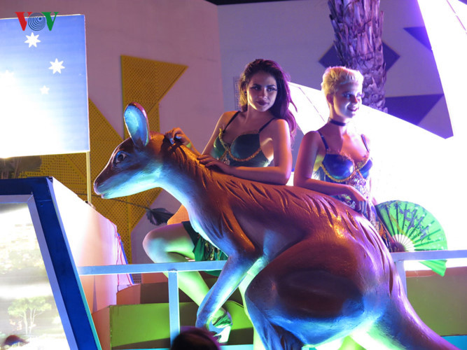 2 nghệ sỹ của Australia tạo dáng bên chú chuột túi trên xe hoa. 2 nghệ sỹ của Australia tạo dáng bên chú chuột túi trên xe hoa.