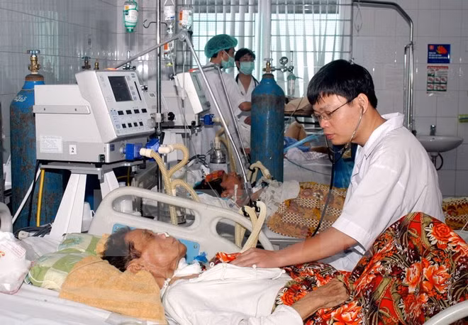 Điều trị cho bệnh nhân cao huyết áp tại khoa hồi sức Viện lão khoa Trung ương.