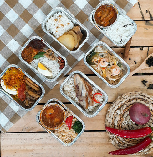 Đây là những món ăn mang hương vị của các nước trong khu vực, được AirAsia đưa vào thực đơn phục vụ hành khách trên các chuyến bay với mong muốn tạo ra thương hiệu nhà hàng đầu tiên trên bầu trời với giá hợp lý. Đây là những món ăn mang hương vị của các nước trong khu vực, được AirAsia đưa vào thực đơn phục vụ hành khách trên các chuyến bay với mong muốn tạo ra thương hiệu nhà hàng đầu tiên trên bầu trời với giá hợp lý.