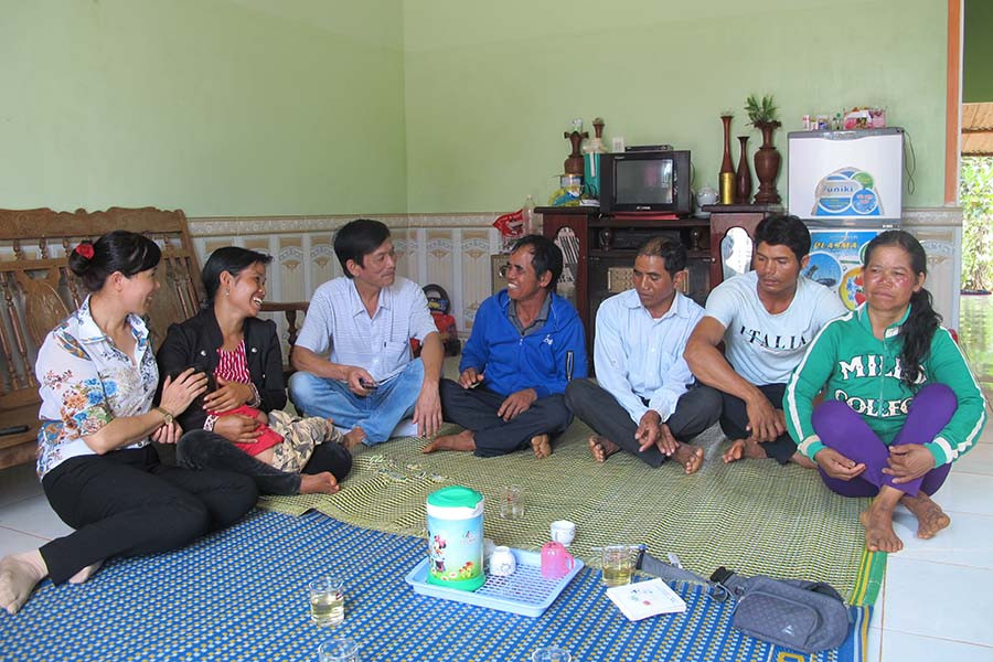 Tổ phụ nữ nòng cốt làng Kê trong một buổi tuyên truyền vận động tại một hộ gia đình. Ảnh: M.N Tổ phụ nữ nòng cốt làng Kê trong một buổi tuyên truyền vận động tại một hộ gia đình. Ảnh: M.N