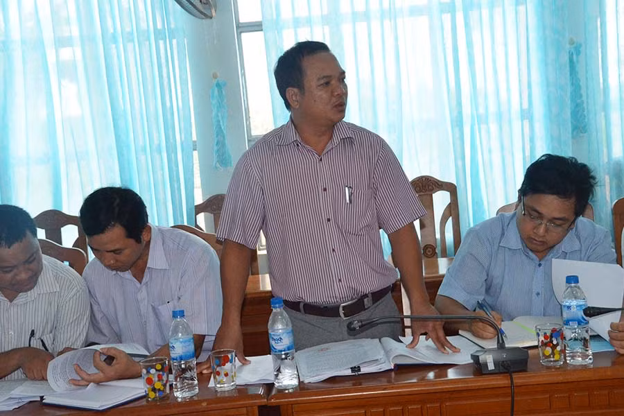 Cán bộ cơ sở phản ánh những khó khăn đối với đội ngũ không chuyên trách. Ảnh: V.H Cán bộ cơ sở phản ánh những khó khăn đối với đội ngũ không chuyên trách. Ảnh: V.H