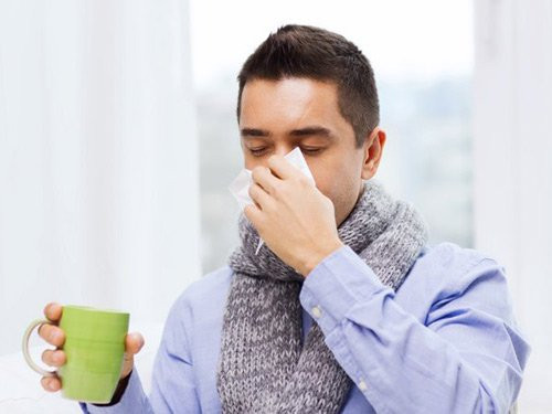 Nếu bị cảm lạnh, mọi người hãy bổ sung thêm tỏi mọc mầm vào khẩu phần ăn của mình vì nó giúp tăng cường hệ miễn dịch (Ảnh minh họa) 2