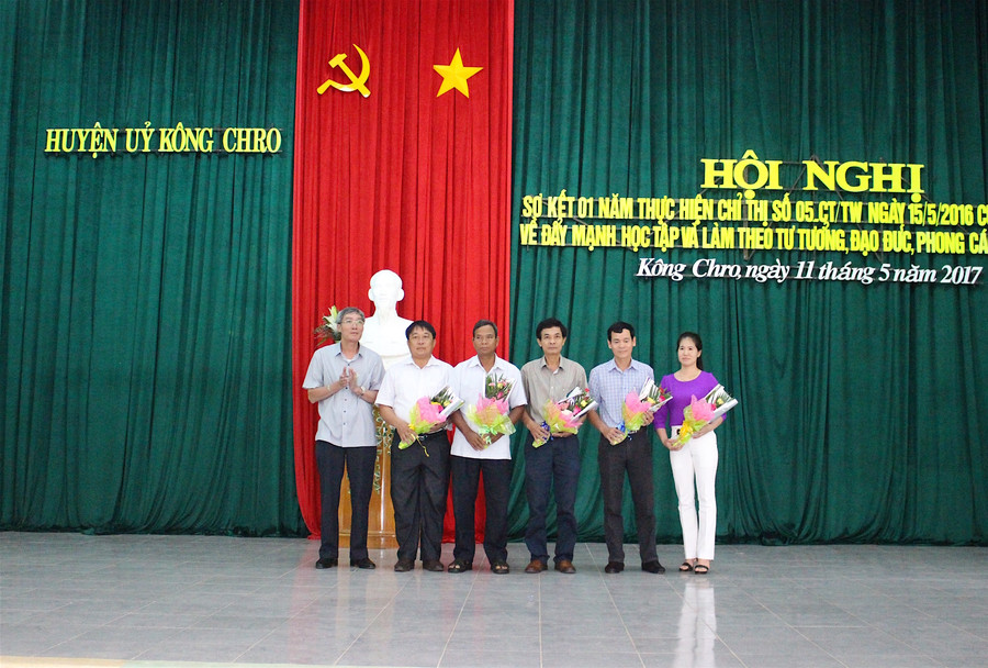 Cô Nguyệt được tuyên dương vì có thành tích tiêu biểu trong học tập và làm theo gương Bác. Ảnh: Mộc Trà