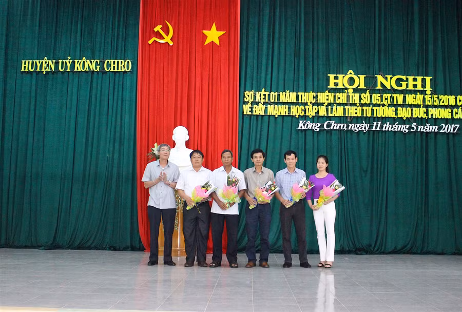 Cô Nguyệt được tuyên dương vì có thành tích tiêu biểu trong học tập và làm theo gương Bác. Ảnh: Mộc Trà