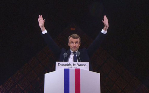 Ông Emmanuel Macron tuyên bố chiến thắng trước những người ủng hộ. Ông Emmanuel Macron tuyên bố chiến thắng trước những người ủng hộ.