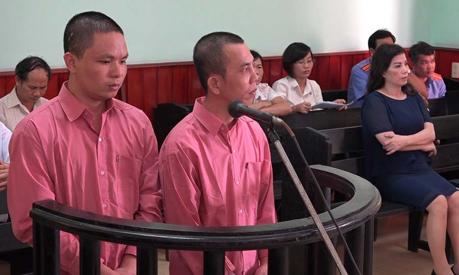 Hai bị cáo trước vành móng ngựa. Ảnh: Nguyễn Xuân  Hai bị cáo trước vành móng ngựa. Ảnh: Nguyễn Xuân