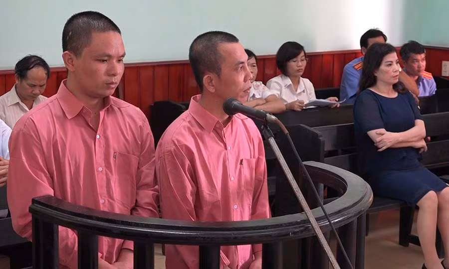  Hai bị cáo trước vành móng ngựa. Ảnh: Nguyễn Xuân