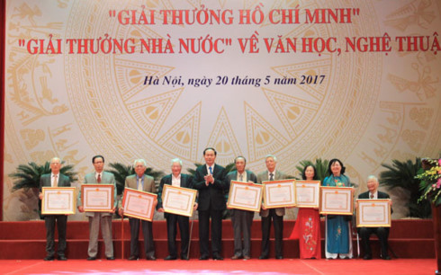 Chủ tịch nước trao giải thưởng Hồ Chí Minh về văn học, nghệ thuật cho các tác giả, tác phẩm, công trình đạt giải.