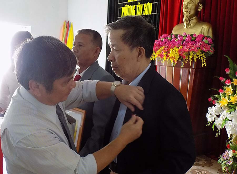  Trao tặng Huy hiệu Đảng tại Đảng bộ phường Tây Sơn. TP. Pleiku. Ảnh: T.N