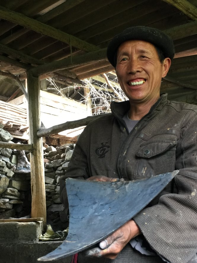 Thợ đúc họ Chứ ở Sủng Cáng bày bán lưỡi cày tại chợ phiên Mèo Vạc. Thợ đúc họ Chứ ở Sủng Cáng bày bán lưỡi cày tại chợ phiên Mèo Vạc.