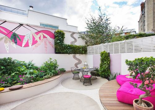 Một sự kết hợp độc đáo mà bạn không nhìn thấy rõ ở bức hình đầu tiên đó là những chiếc ghế ngồi với màu hồng hết sức đáng yêu kết hợp rất hoàn hảo với màu sắc của bức tường. Một sự kết hợp độc đáo mà bạn không nhìn thấy rõ ở bức hình đầu tiên đó là những chiếc ghế ngồi với màu hồng hết sức đáng yêu kết hợp rất hoàn hảo với màu sắc của bức tường.