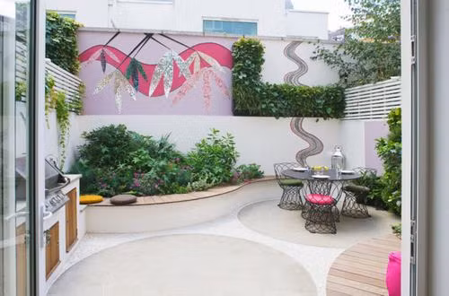 Với khoảng sân sau có diện tích không phải là lớn nhưng đã được thiết kế rất hoàn hảo từ gam màu hồng.