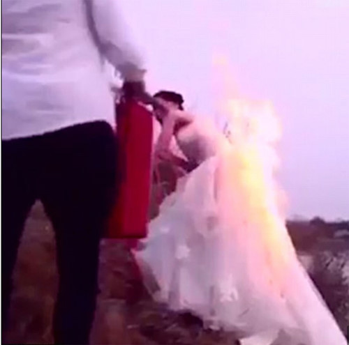 Một trợ lý chụp hình dập tắt lửa trước khi cô dâu có thể bị thiêu bỏng