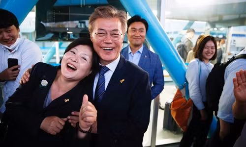 Dù đã cưới nhau hơn 30 năm song vợ chồng tổng thống Hàn Quốc vẫn dành cho nhau những cử chỉ thân mật. Ảnh: Ettoday Dù đã cưới nhau hơn 30 năm song vợ chồng tổng thống Hàn Quốc vẫn dành cho nhau những cử chỉ thân mật. Ảnh: Ettoday