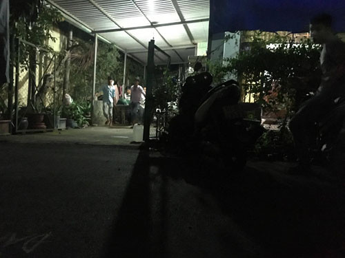 Lực lượng chức năng đưa thi thể cụ ông về nhà xác Lực lượng chức năng đưa thi thể cụ ông về nhà xác