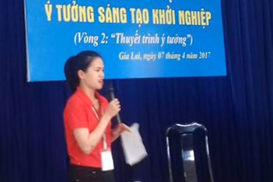 Chu Thị Hồng Quyên đang thuyết trình ý tưởng khởi nghiệp của mình. Ảnh: H.D