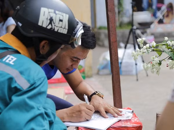 Phong nhận được đơn hàng đều đặn mỗi tháng Phong nhận được đơn hàng đều đặn mỗi tháng