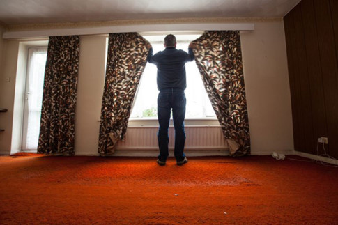 Đóng rèm cửa sẽ giúp giảm nhiệt độ căn phòng và giữ không khí trong phòng