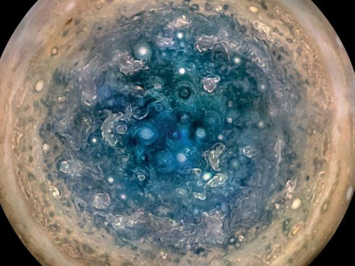 Cực Nam sao Mộc với các cơn lốc có đường kính 900 km. Ảnh: NASA. Cực Nam sao Mộc với các cơn lốc có đường kính 900 km. Ảnh: NASA.