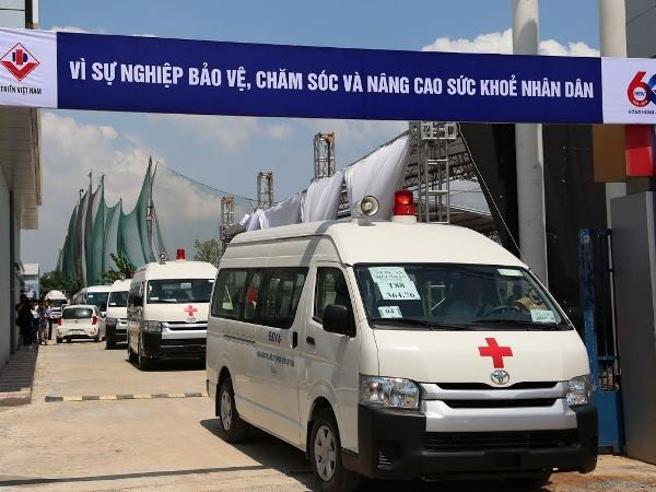 BIDV tặng xe cứu thương cho các bệnh viện.