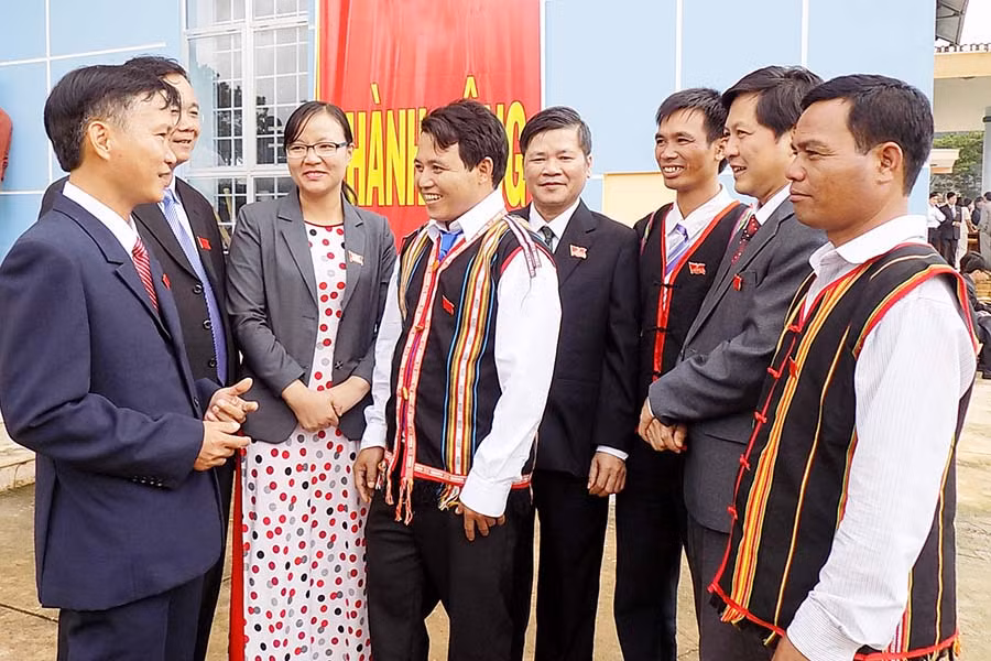 Trao đổi về công tác xây dựng đội ngũ cán bộ dân tộc thiểu số. Ảnh: T.N