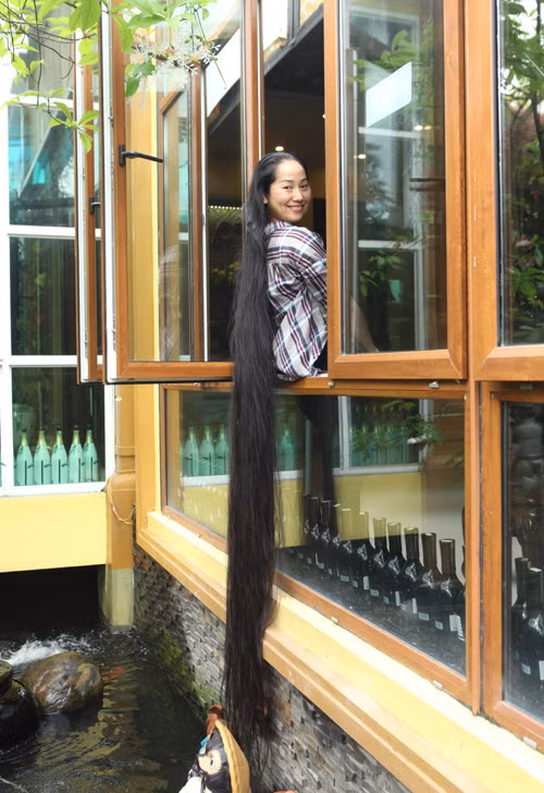 Chị Hoàng Thị Lan (TP Thái Bình, tỉnh Thái Bình) được công nhận là người phụ nữ có mái tóc dài và thẳng nhất Việt Nam.