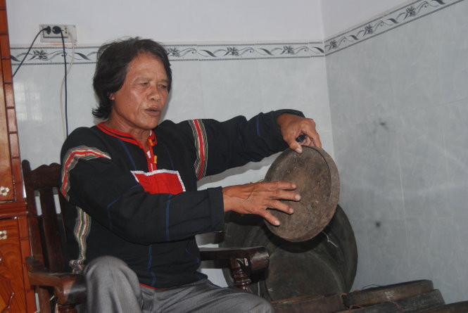 Nghệ sĩ Nay Phai đánh nhạc cồng chiêng pơrơtúk